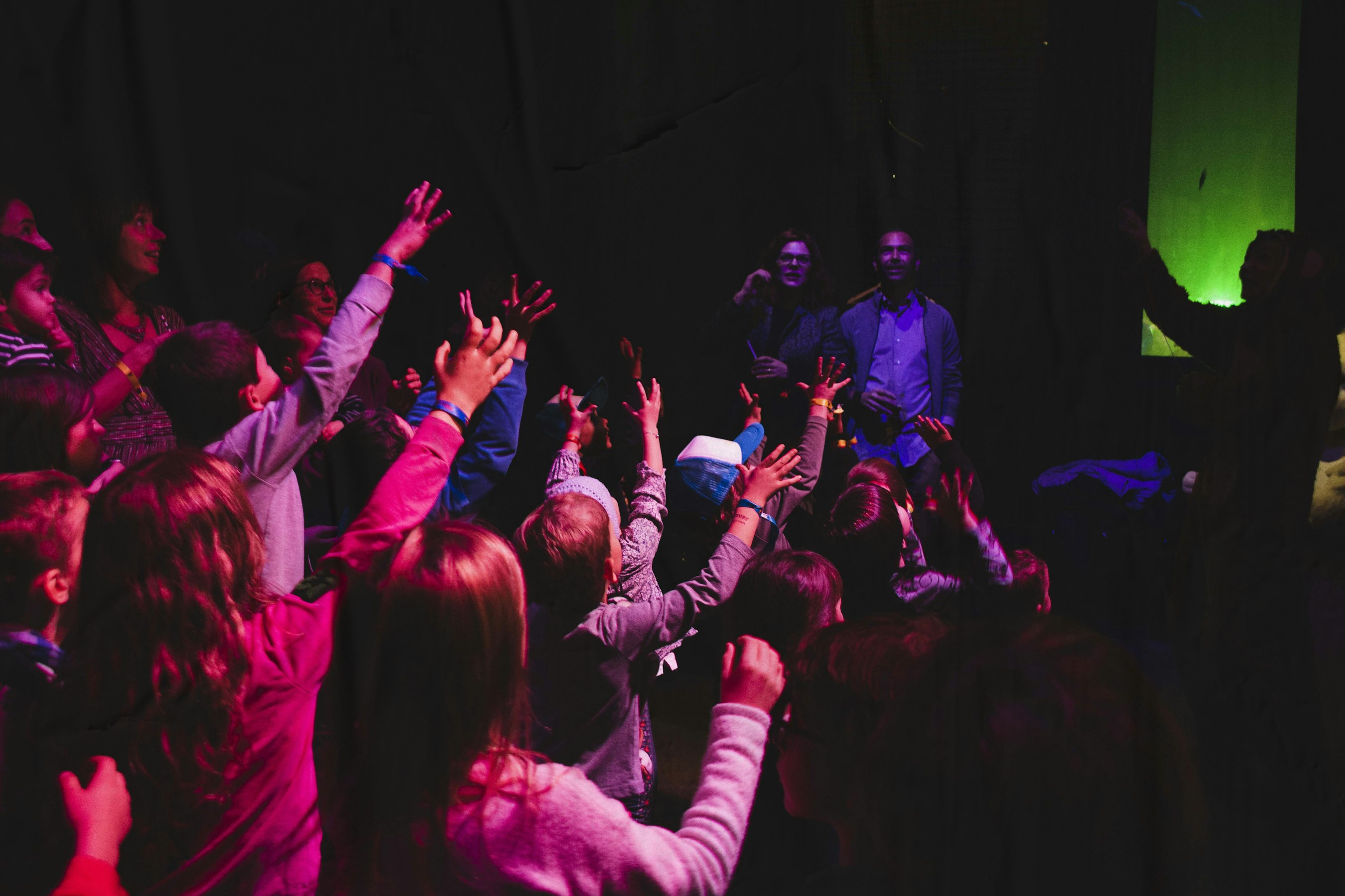 Groupe d'enfants avec les mains en l'air (photo Mariana Dos Santos)